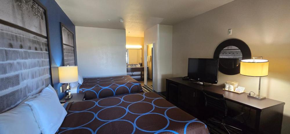Super 8 by Wyndham Dilley TX